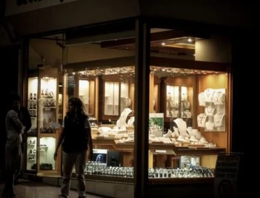 Ντοκουμέντο: Δείτε τη στιγμή που οι ένοπλοι ληστές εισβάλουν στο κοσμηματοπωλείο στην Πανεπιστημίου (βίντεο)